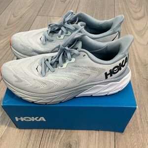 HOKA Women’s Arahi 6 in Size 8B- Only Worn Twice- Great Condition- Like New